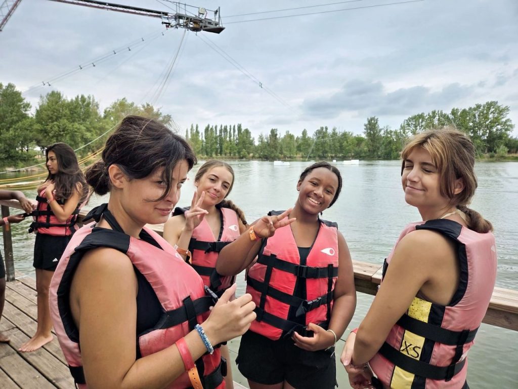 La Fête Continue 8 Adolescentes en gilet de sauvetage au bord du lac, colonie d’été à Castelnaudary