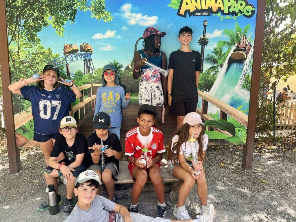La Fête Continue 4 Enfants à l’entrée de l’AnimaParc, colonie d’été à Castelnaudary