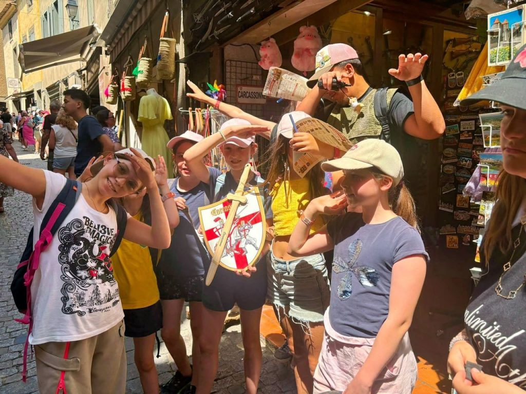 La Fête Continue 7 Enfants avec boucliers dans les rues de la Cité de Carcassonne, colonie d’été à Castelnaudary