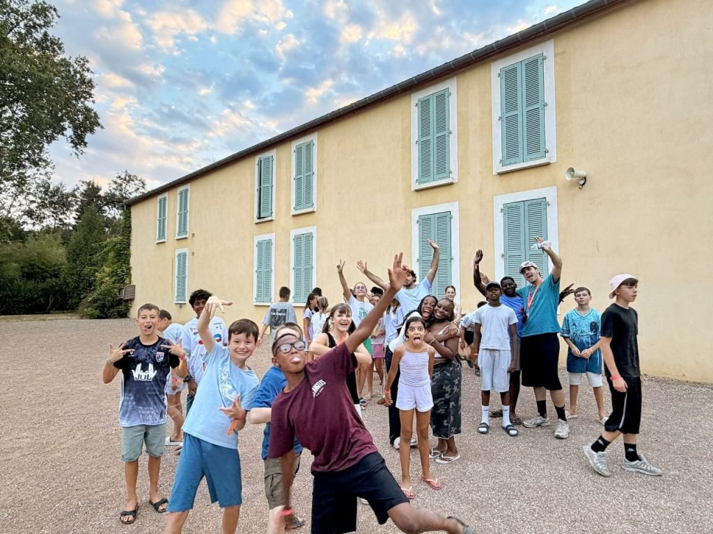 La Fête Continue 15 Enfants qui font la fête devant le bâtiment du centre de vacances à Castelnaudary