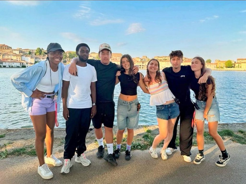 La Fête Continue 9 Groupe d’ados au bord du Grand Bassin, colonie d’été à Castelnaudary