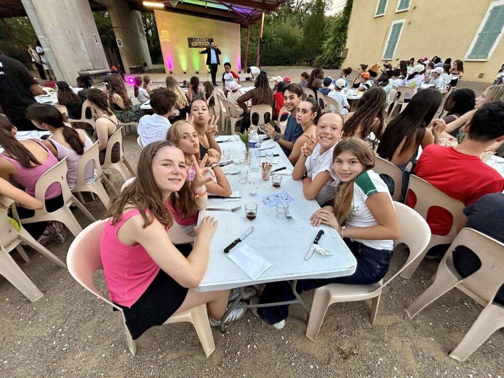 La Fête Continue 17 Dîner du grand cabaret en plein air, colonie d’été à Castelnaudary
