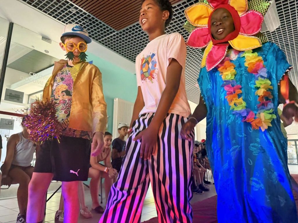 La Fête Continue 18 Animateurs déguisés pendant un grand jeu, colonie d’été à Castelnaudary