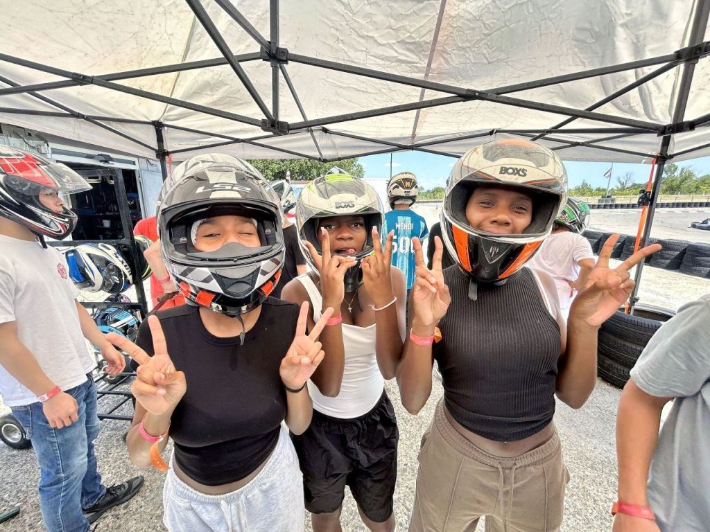 La Fête Continue 11 Adolescentes casquées avant le karting, colonie d’été à Castelnaudary