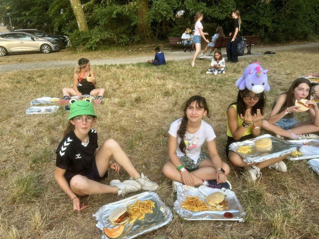 La Fête Continue 20 Pique-nique du soir dans l’herbe, colonie d’été à Castelnaudary