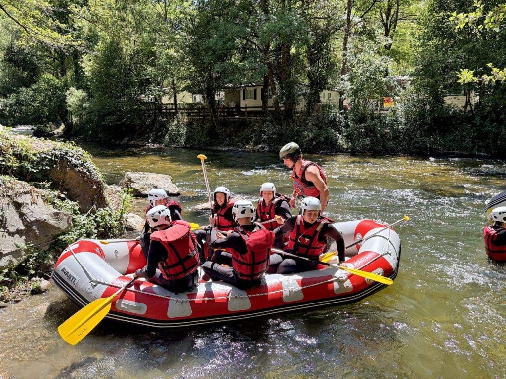 La Fête Continue 2 Raft d’adolescents dans les rapides, colonie d’été dans l’Aude