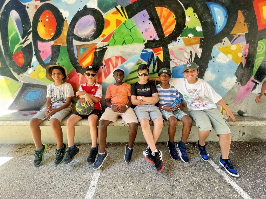 La Fête Continue 14 Enfants devant une fresque de street art, colonie d’été à Castelnaudary
